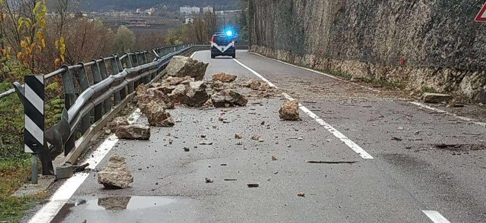 Una scarica di sassi finisce sulla strada, chiuso un tratto della Destra Adige